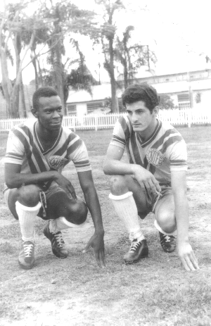 Pose para foto antes do jogo entre NIFE e Nitroquímica. O jogo foi no campo da Associação Atlética NIFE do Brasil, clube onde Rubens jogou como lateral direito e Claudinho, à direita na imagem, como centroavante. O jogo terminou em 4 X 2 para o NIFE com duas bolas de Rubens.